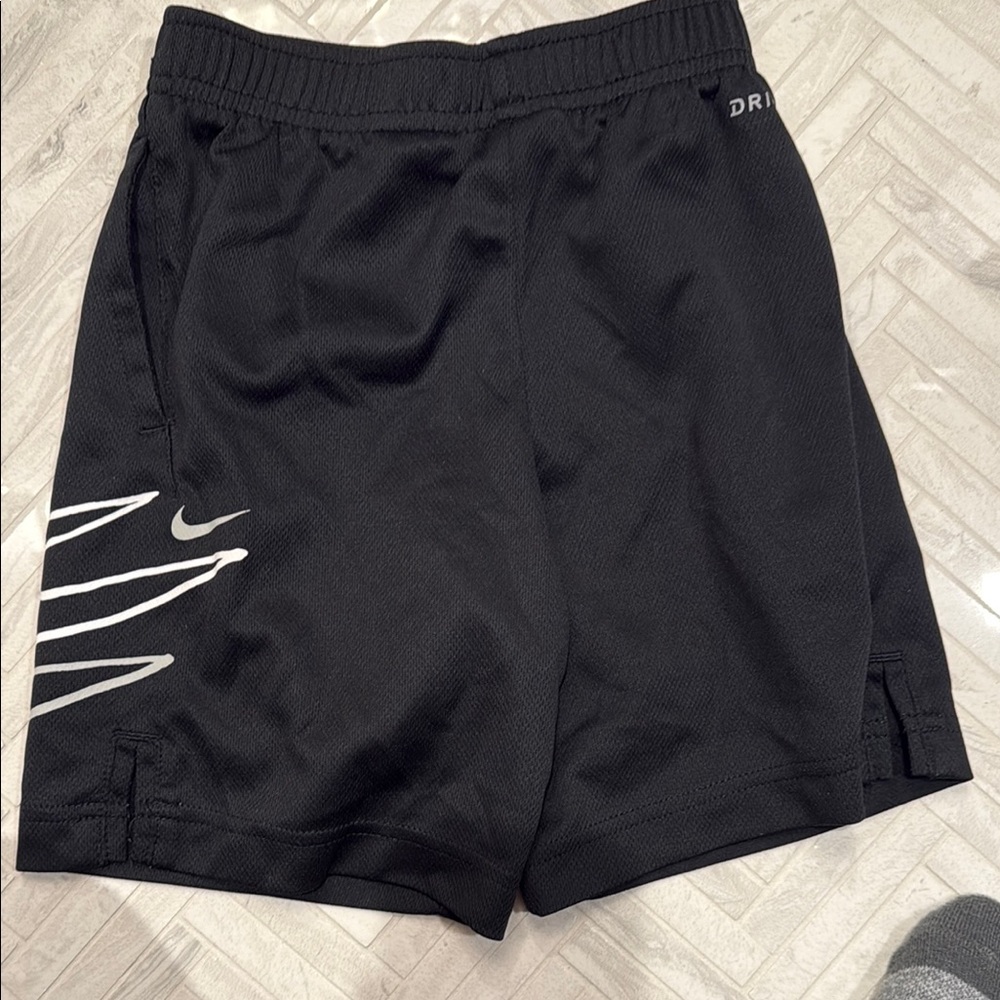 Nike Neon Red T-Shirt and Black Shorts Set, kids 6 - Picture 7 of 8